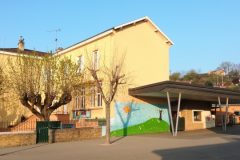 le centre aéré à gauche et le restaurant scolaire à droite